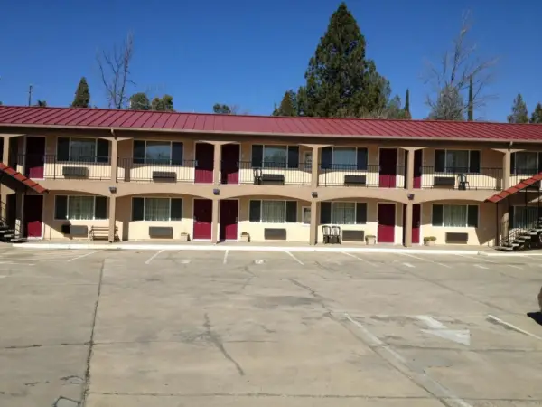 The Yosemite Inn 5